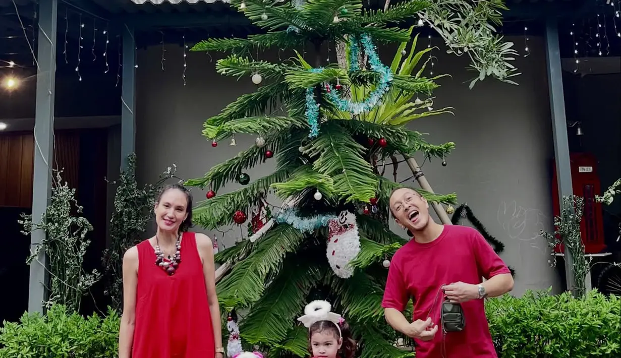 Keluarga Dimas Anggara dan Nadine Chandrawinata kompak kenakan busana serba hitam. Nadine sendiri tampil kembar dengan kedua putrinya dalam balutan dress yang nyaman [@nadinelist]