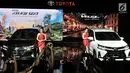 Model berpose di samping New Toyota Avanza dan New Veloz saat peluncuran di Jakarta, Selasa (15/1). New Toyota Avanza dan Veloz tidak ada kenaikan harga dari model lawasnya. (Merdeka.com/ Iqbal S Nugroho)