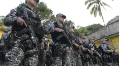 Agen Operasi Taktis Cection (STO) Polisi Sipil Nasional dikerahkan di departemen Cabañas, El Salvador, pada 2 Agustus 2023. (AFP/Oscar Rivera)