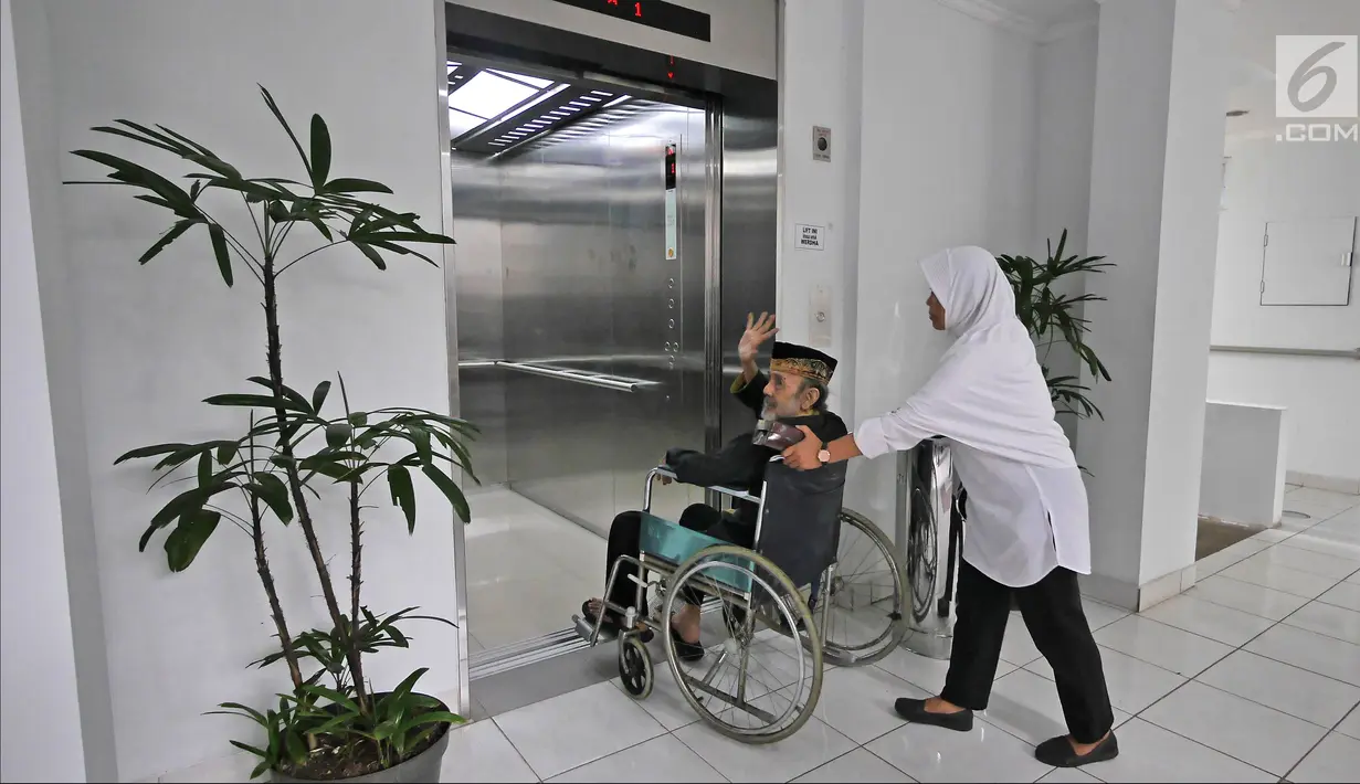 Perawat mendorong penghuni rusun lansia yang ada di kawasan Cibubur, Jakarta, Selasa (24/4). Rusun khusus lansia yang dibangun Kementerian PUPR ini bertipe 24 meter persegi. (Liputan6.com/Herman Zakharia)