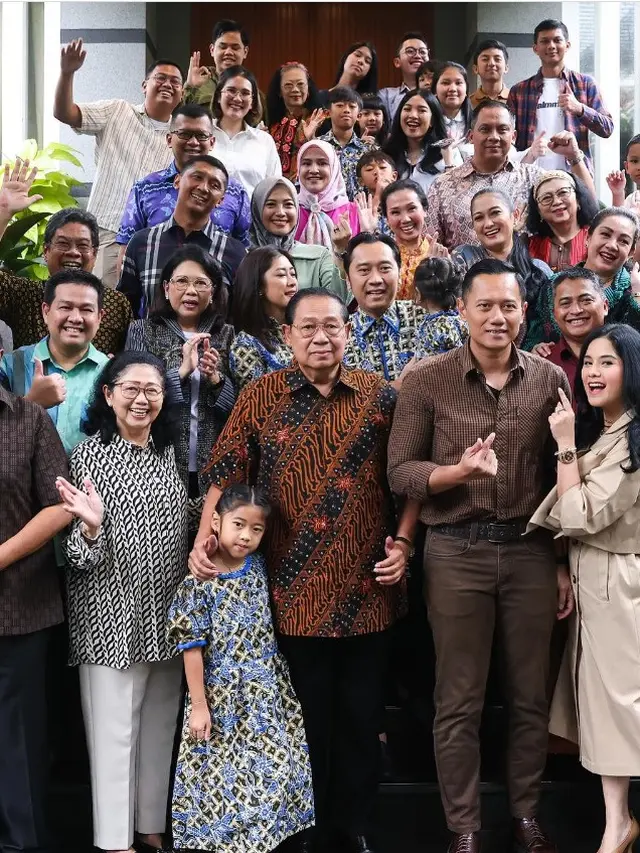Potret keluarga besar Sarwo Edhi Wibowo (Sumber: Instagram/annisayudhoyono dan Instagram/agusyudhoyono)