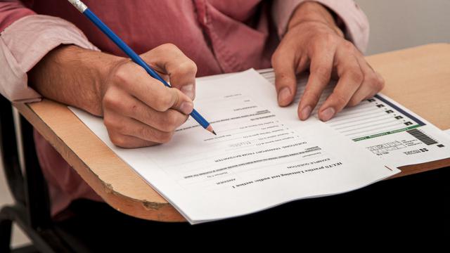 Ilustrasi belajar, mengerjakan soal ujian