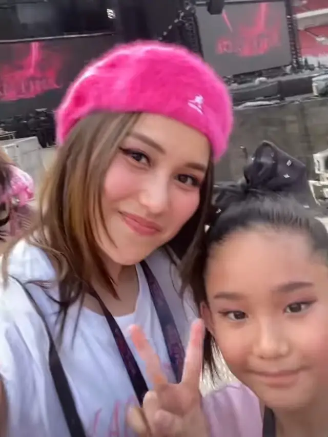 Potret Ayu Ting Ting dan Bilqis nonton konser BLACKPINK. (Foto: Instagram/ayutingting92)