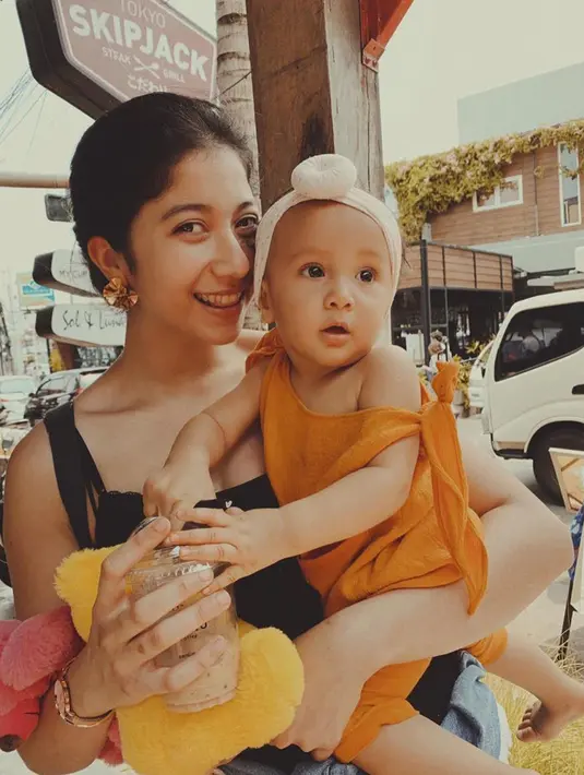 Momen kedekatan Selly bersama keponakan tersaysng Surinala. (Liputan6.com/IG/@ambarmarino)