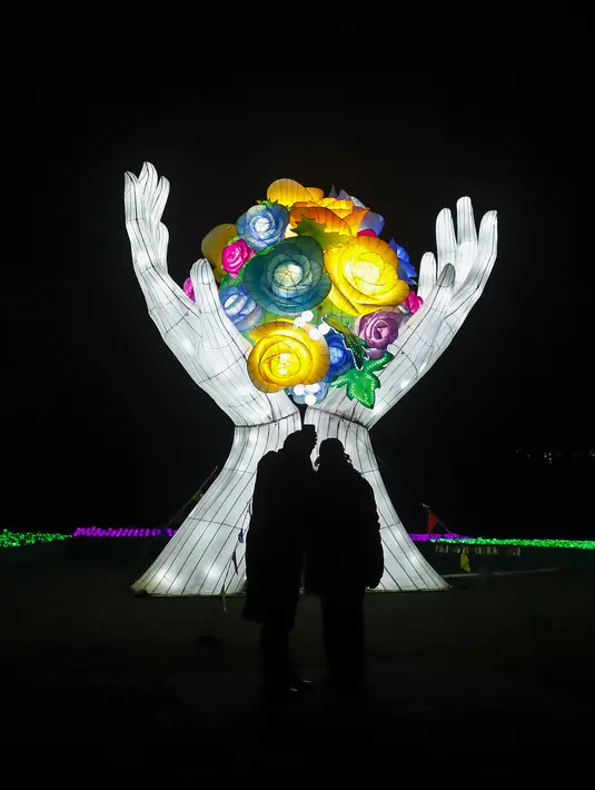 Sejumlah instalasi cahaya terlihat di Chiswick House and Gardens dalam acara resmi penyalaan Festival Lightopia (sesi pemotretan) di London, Inggris (21/1/2020). Lightopia akan dibuka untuk umum dari 22 Januari hingga 1 Maret. (Xinhua/Han Yan)