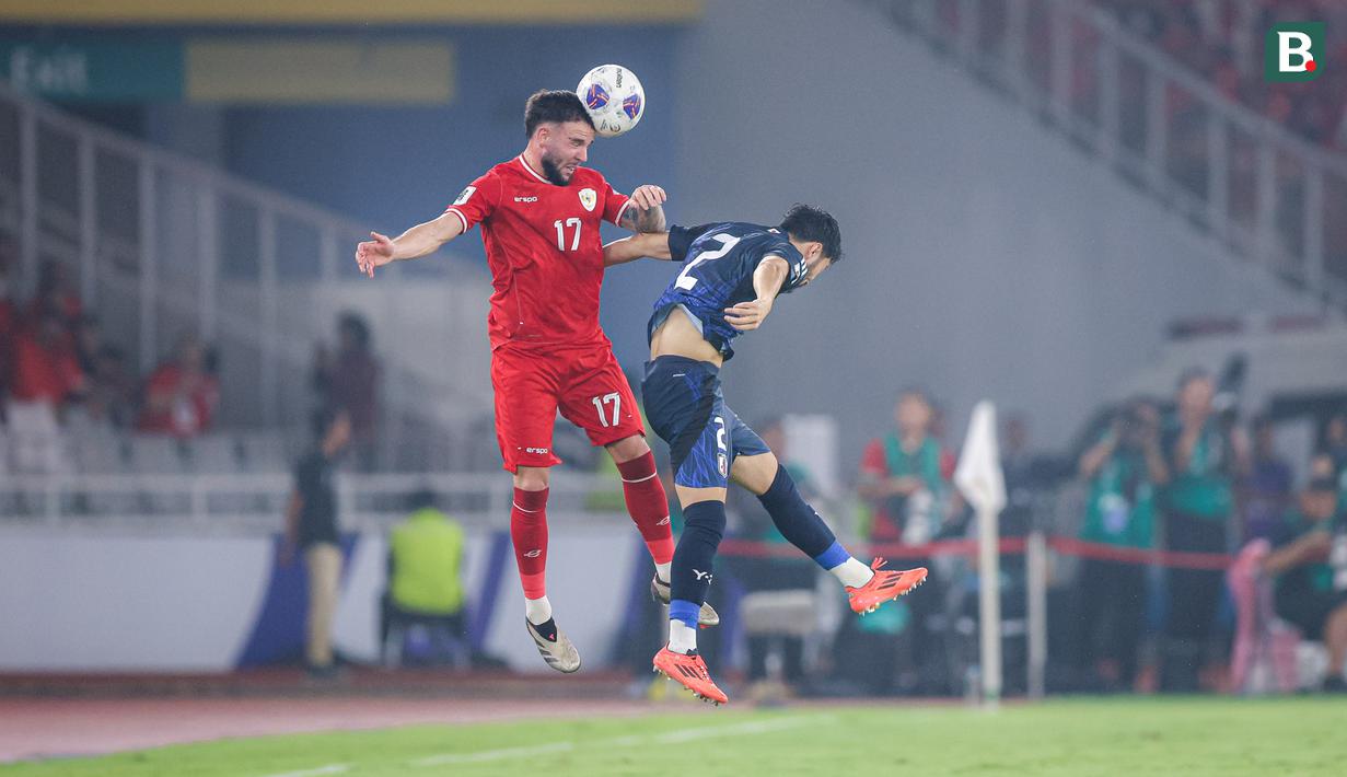 Pemain Timnas Indonesia, Calvin Verdonk, duel udara dengan pemain Jepang, Yukinari Sugawara, pada Kualifikasi Piala Dunia 2026 Zona Asia di Stadion Gelora Bung Karno, Senayan, Jakarta, Jumat (15/11/2024) malam WIB. (Bola.com/Bagaskara Lazuardi)