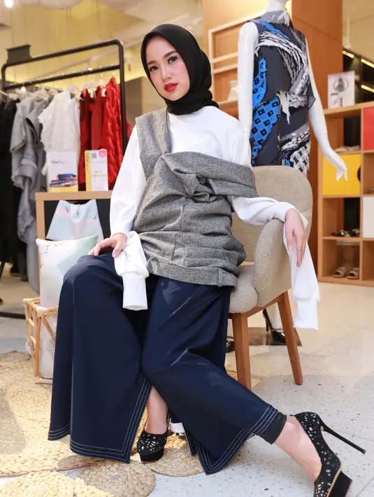 Selain memakai busana berwarna merah dengan celana hitam, Chacha pun kemudian mengganti pakaiannya dengan mengenakan celana kulot berwarna navy blue dengan blus putih dan outer abu-abu. (Adrian Putra/Bintang.com)