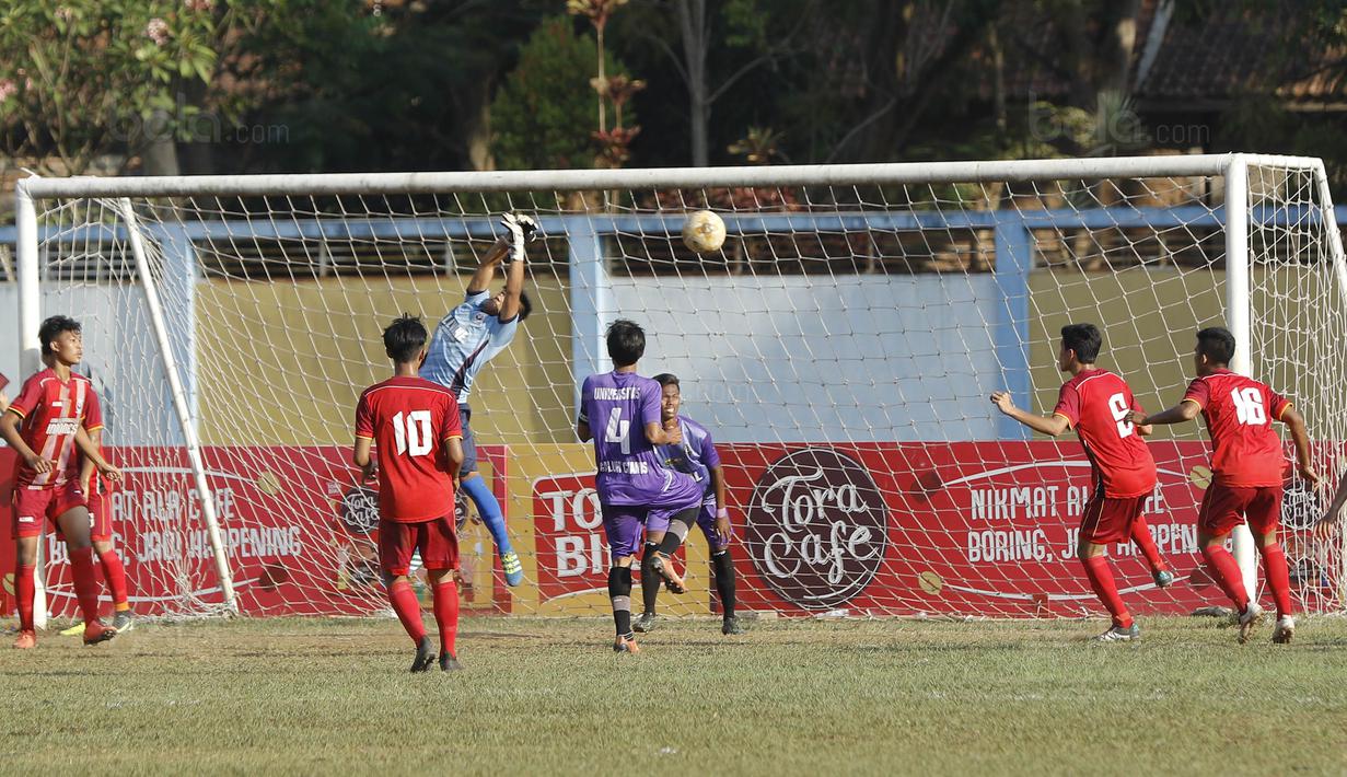 Para pemain UPI saat pertandingan melawan Unigal pada laga final Torabika Campus Cup 2017 di Gor Jati Padjajaran, Jatinangor, Kamis (28/9/2017). UPI menang adu penalti atas Unigal. (Bola.com/M Iqbal Ichsan)