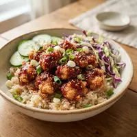 resep rice bowl ayam crispy saus gochujang rumahan (AI generated)