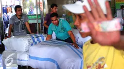 Sejumlah pedagang mulai bersiap menghadapi permintaan menjelang Ramadan, Jakarta, Jumat (27/5). Melonjaknya permintaan pakaian menjadi berkah bagi para pedagang. (Liputan6.com/Angga Yuniar)
