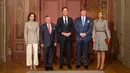 Ratu Rania bersama suaminya Raja Yordania Abdullah II dan Ratu Maxima bersama suaminya Raja Belanda Willem-Alexander berfoto dengan Perdana Menteri Belanda Mark Rutte (tengah) di Den Haag, Belanda (21/3). (AP Photo / Peter Dejong)