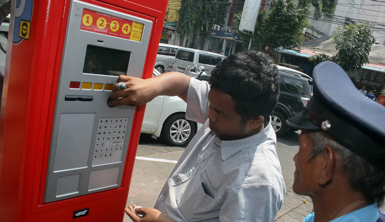 Untuk sementara pembayaran sistem parkir meter ini menggunakan koin Rp 500 dan Rp 1.000, Jakarta, (25/9/14). (Liputan6.com/Faizal Fanani) 