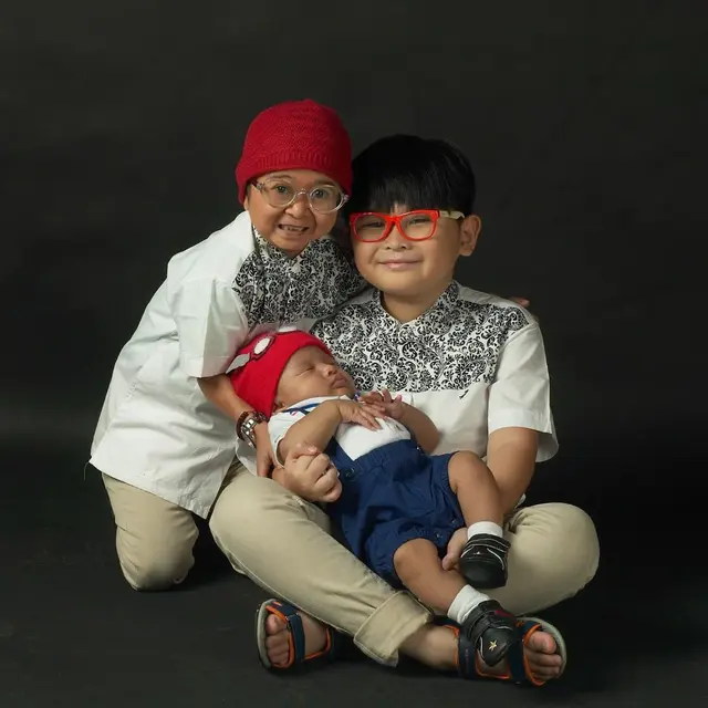 7 Potret Kebersamaan Daus Mini dan Kedua Anaknya, Kompak Banget