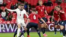 Pemain Inggris Jordan Henderson (kedua kiri) mencetak gol yang dianulir karena offside saat melawan Republik Ceko pada pertandingan Grup D Euro 2020 di Stadion Wembley, London, Selasa (22/6/2021). Inggris menang 1-0. (Justin Tallis, Pool photo via AP)