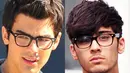 Kedua mantan personel boyband ini juga memiliki kesamaan dalam memakai kacamata. Zayn Malik dan Joe Jonas mengenakan kacamata pada awal ketenaran mereka di industri musik. (via dailymail.co.uk)