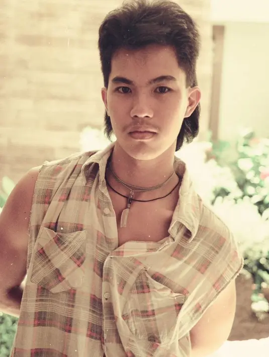 Berikut potret Ahmad Dhani saat usianya beranjak remaja. Mengenakan kemeja tanpa lengan dan mengenakan aksesori kalung. Sedangkan gaya rambutnya identik dengan era 80an sampai 90an. [Instagram/ahmaddhaniofficial]