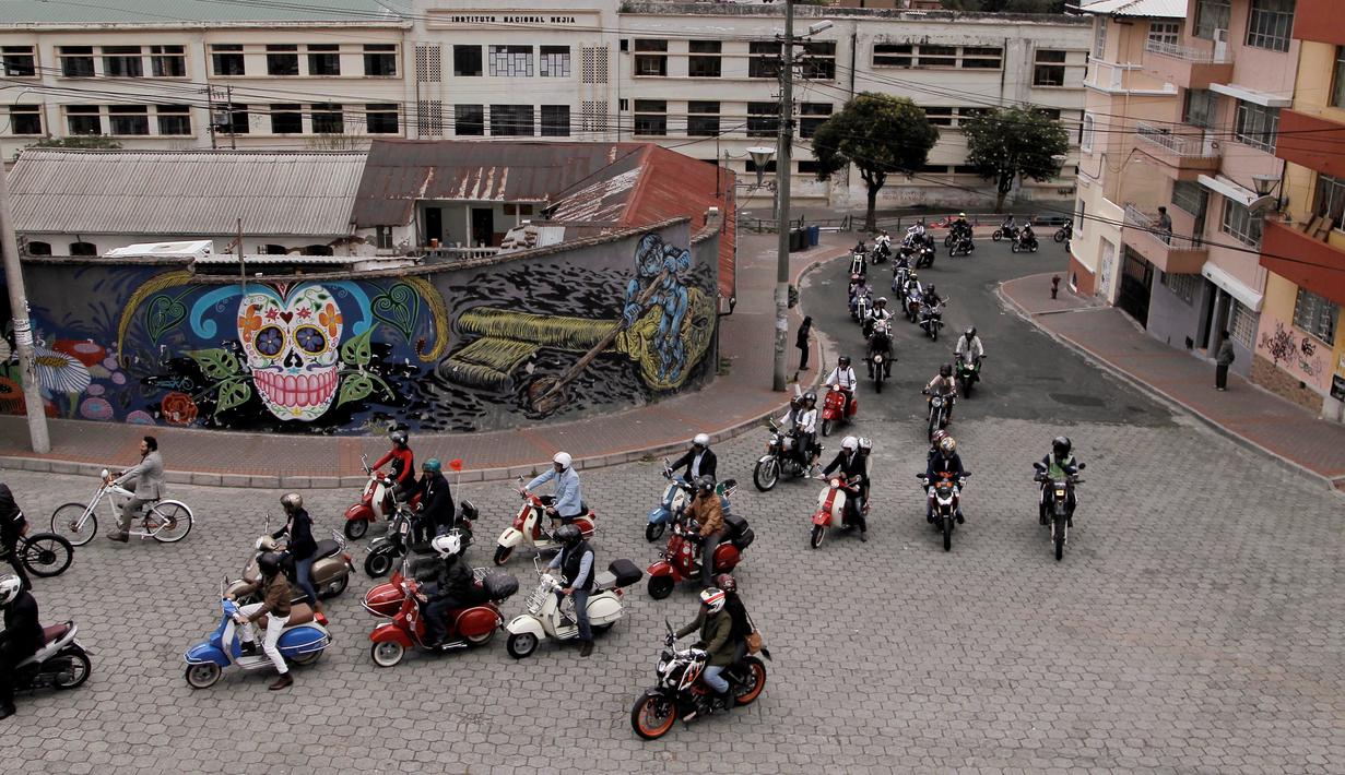 Pecinta motor klasik berkeliling di jalan kota Quito untuk menyemarakkan Distinguished Gentleman's Ride 2016 di Ekuador, Minggu (25/9). Kegiatan Distinguished Gentleman's Ride ini telah menjamur ke sejumlah negara di dunia. (REUTERS / Kevin Granja)