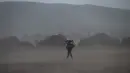 Badai pasir menerpa pelari setelah berkompetisi pada stage pertama Marathon des Sables 2023 yang menempuh antara Jebel Irhs hingga Oued Tijekht di Gurun Sahara, Maroko, 24 April 2023. Ajang yang berlangsung dari 21 April hingga 1 Mei 2023 tersebut diikuti oleh 1200 pelari dan akan menempuh 250 km. (AFP/Jean-Philippe Ksiazek)