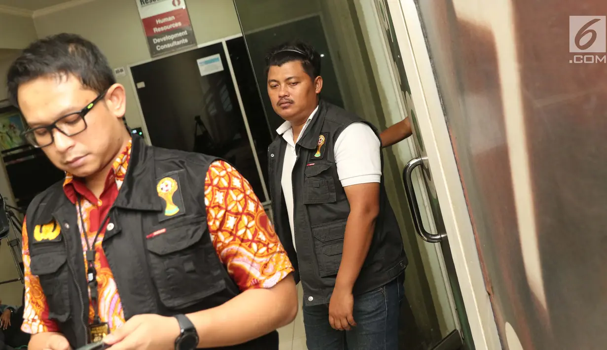 Tim Satgas Anti Mafia Bola keluar dari Kantor PT Liga Indonesia di Kawasan Kuningan, Jakarta, Jumat (1/2). Satgas melakukan penggeledahan Kantor PT Liga Indonesia terkait dugaan pengaturan hasil pertandingan. (Liputan6.com/Helmi Fithriansyah)
