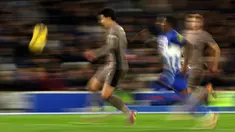 Pemain Tottenham Hotspur Son Heung Min mengejar bola saat melawan Brighton and Hove Albion pada pertandingan sepak bola Liga Inggris di Stadion Amex, Brighton, Inggris, Kamis (28/12/2023). Brighton and Hove Albionvs berhasil menaklukkan Tottenham Hotspur 4-2 di Amex Stadium. (AP Photo/Ian Walton)