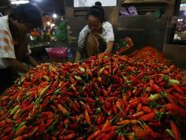 Pedagang merapihkan cabai di Pasar Induk Senen, Jakarta, Kamis (11/6/2015). Mendag, Rachmat Gobel memastikan akan membuka keran impor untuk cabe merah dan bawang merah. Hal ini dilakukan untuk memenuhi kebutuhan jelang ramadan. (Liputan6.com/Johan Tallo)