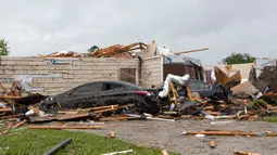 Tornado Hantam AS Saat COVID-19: Atap rumah rusak setelah tornado di Monroe, La, Minggu (12/4/2020). Badai Tornado menghantam Amerika Serikat bagian Selatan saat negara menghadapi pandemi COVID-19 yang menyebabkan kerusakan pada lingkungan dan bandara regional. (Nicolas Galindo/The News-Star via AP)