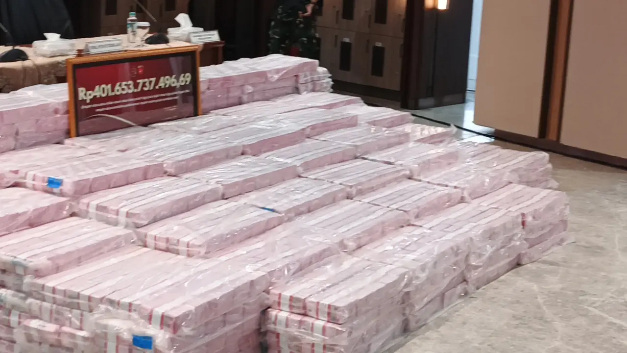 Penampakan barang bukti uang Rp 401,65 Miliar kasus tindak pidana korupsi dalam tata kelola pertambangan dan ekspor nikel ilegal periode 2017–2020. (Liputan6.com/Dimas)