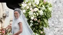 Pippa Middleton setibanya di lokasi pernikahannya di sebuah gereja kecil di Inggris, Sabtu (20/5). Adik ipar Pangeran William itu tampil anggun dalam balutan gaun pengantin klasik  rancangan Giles Deacon. (AP Photo/Kirsty Wigglesworth, Pool)