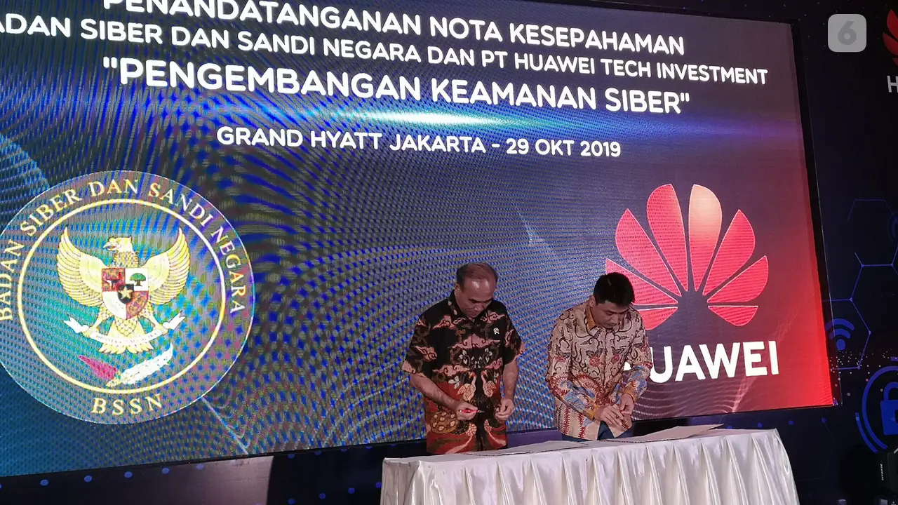 Kepala BSSN Letjen TNI (Purn) Hinsa Siburian dan CEO Huawei Indonesia Jacky Chen. Liputan6.com/Agustinus Mario Damar