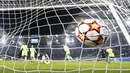 Penjaga gawang Wolfsburg Koen Casteels menerima gol ketiga dari pemain Lille Angel Gomes pada pertandingan sepak bola Grup G Liga Champions di Wolfsburg, Jerman, 8 Desember 2021. Lille menang 3-1. (AP Photo/Martin Meissner)