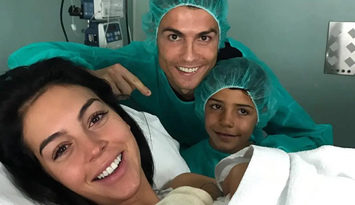 Cristiano Ronaldo menyambut anak kembarnya, Maria dan Mateo lewat ibu pengganti. Setelah itu, sang kekasih, Georgina Rodriguez pun mengumumkan ia telah melahirkan anak pertamanya. (instagram/cristiano)