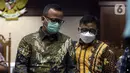 Terdakwa suap izin ekspor benih lobster tahun 2020, Edhy Prabowo (kiri) usai sidang pembacaan tuntutan di Pengadilan Tipikor Jakarta, Selasa (29/6/2021). Mantan Menteri Kelautan dan Perikanan, Edhy Prabowo dituntut lima tahun penjara dan denda Rp 400 juta. (Liputan6.com/Helmi Fithriansyah)