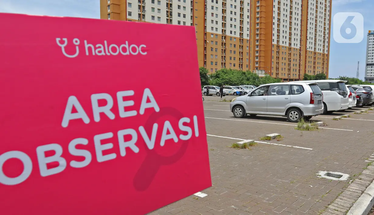 Sejumlah kendaraan menunggu di area observasi setelah vaksinasi Covid-19 secara drive-thru di area parkir Hall C JIExpo Kemayoran, Jakarta, Rabu (3/3/2021). Layanan vaksinasi drive thru ini hanya untuk lansia atau warga DKI Jakarta yang berusia 60 tahun ke atas. (Liputan6.com/Herman Zakharia)