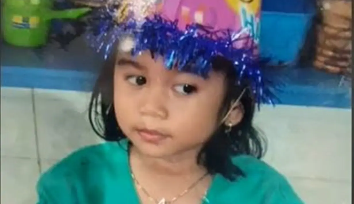 Azizah Salsha saat cilik ini terlihat menggemaskan. Apalagi memakai topi ulang tahun yang membuatnya kian lucu. Potret lucunya Azizah Salsha saat kecil ini curi perhatian. (Liputan6.com/TikTok/azizahsalshaa)