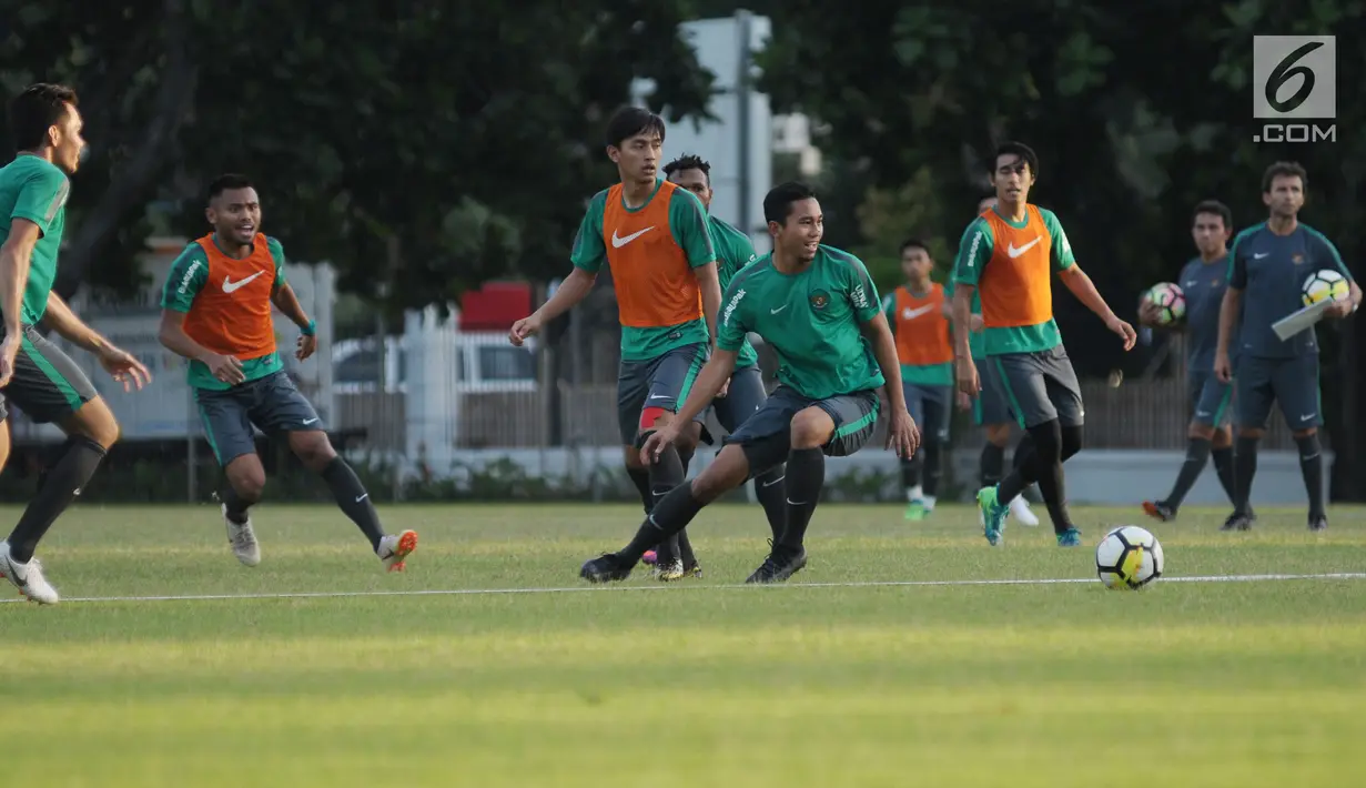 Pemain Timnas Indonesia U-23 saat latihan di Lapangan A Kompleks GBK, Jakarta, Kamis (21/6). Timnas Indonesia U-23 akan melakoni laga uji coba melawan Korsel U-23, Sabtu (23/6). (Liputan6.com/Helmi Fithriansyah)