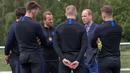 Pangerang William berdiskusi dengan kapten Harry Kane saat menunjungi latihan Timnas Inggris di West Riding County FA, Leeds, Kamis (7/6/2018). Kedatangan ini untuk memberikan support jelang Piala Dunia 2018 Rusia. (AFP/Charlotte Graham)