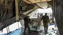 Personil militer setempat menurunkan paket bantuan kemanusiaan yang disediakan oleh Arab Saudi untuk para korban gempa bumi Turki dan Suriah diturunkan dari pesawat angkut Ilyushin Il-76TD di Bandara Internasional Aleppo, Suriah Utara, Selasa (14/2/2023). Gempa Turki dan Suriah menjadi salah satu bencana paling dahsyat di awal tahun ini. Banyaknya korban hingga bangunan runtuh mengundang empati dan simpati masyarakat dari negara lain. (AFP)