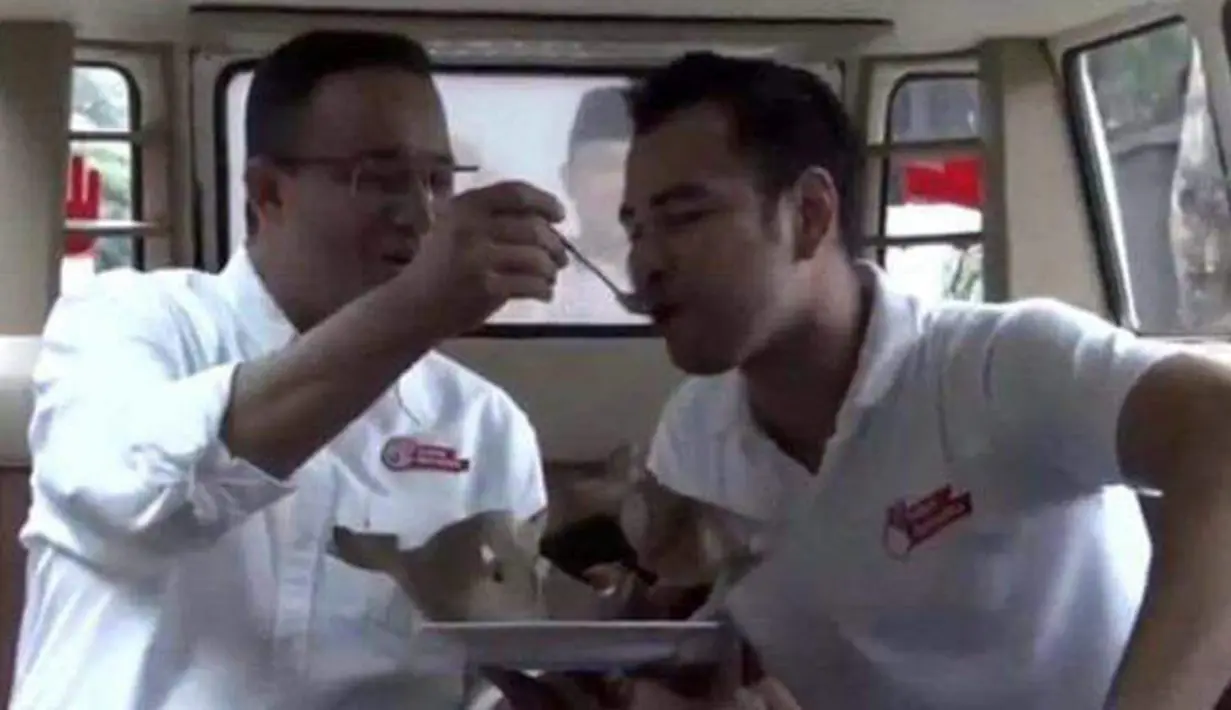 Raffi Ahmad disuapi nasi gudeg oleh calon gubernur Anies Baswedan dalam sebuah mobil. Ketika itu, Raffi hendak mewawancarai mantan menteri tersebut. Sontak saja, foto yang beredar melalui media sosial itu membuat heboh netizen. (dok. facebook)