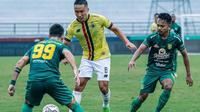 Aksi Arthur Irawan (kuning) ketika Persik Kediri melawan Persebaya Surabaya di BRI Liga 1 2021/2022. (Bola.com/Gatot Susetyo)