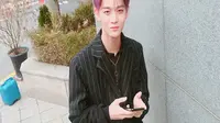 Warna ungu juga pernah dicoba oleh Jinyoung. Dengan balutan kemeja serba hitam dengan garis putih, visual bae Jinyoung tak luput dari pujian para penggemarnya.  (Liputan6.com/Instagram/@wannaone.official)