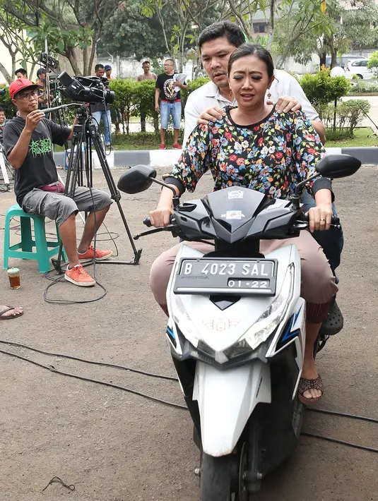 "Jadi gini, Ibran ini salah satu yang langka, maksudnya gini, anak dengan katarak lahir itu biasanya karena pembawa yang lain," kata Asri Welas di kawasan Cimanggis, Depok, Jawa Barat, Rabu (5/12/2017). (Bambang E. Ros/Bintang.com)