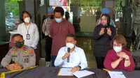 Kepolisian menyebut pemeriksaan melibatkan sejumlah saksi ahli dan tak menemukan unsur pidana dalam kasus fetish mukena di Malang. Dalam keterangan pers itu pelaku (berdiri baju cokelat) meminta maaf kepada publik (Liputan6.com/Zainul Arifin)