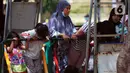 Sejumlah anak dan remaja menikmati Taman Kota Waduk Pluit di Penjaringan, Jakarta Utara, Minggu (27/12/2020). Taman Kota Waduk Pluit dibuka kembali setelah ditutup pada libur Natal, namun banyak warga yang berwisata tidak menerapkan protokol kesehatan. (Liputan6.com/Johan Tallo)
