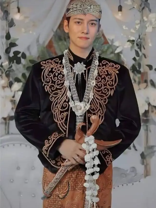 6 Editan Foto Aktor Korea Pakai Batik Bak Mau Kondangan Ini Kocak