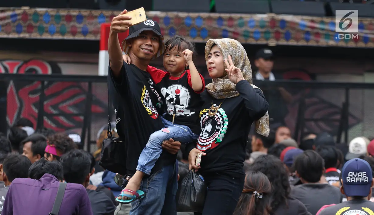 Penonton berswafoto sebelum menyaksikan Konser Situs Budaya Iwan Fals dan Band di Panggung Kita, Depok, Sabtu (3/3). Konser Situs Budaya ini mengangkat budaya dari NTB Kerajaan Lombok dan Bima. (Liputan6.com/Arya Manggala)