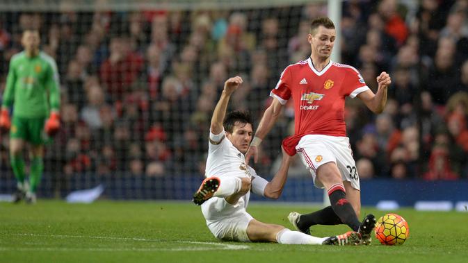 Morgan Schneiderlin (kanan) merupakan pemain Setan Merah yang pindah ke Everton pada musim 2017, pemain Prancis ini baru tampil sebanyak enam kali bersama The Toffes. (AFP/Oli Scarff)