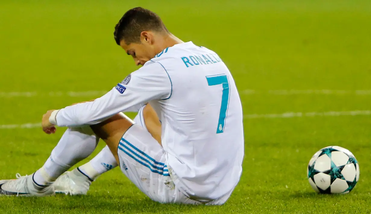 Pemain Real Madrid, Cristiano Ronaldo duduk di lapangan seusai gagal melakukan tendangan ke gawang Borussia Dortmund dalam lanjutan Liga Champions di Signal Iduna Park, Rabu (27/9). Dua gol Ronaldo mewarnai kemenangan Real Madrid 3-1. (AP/Michael Probst)