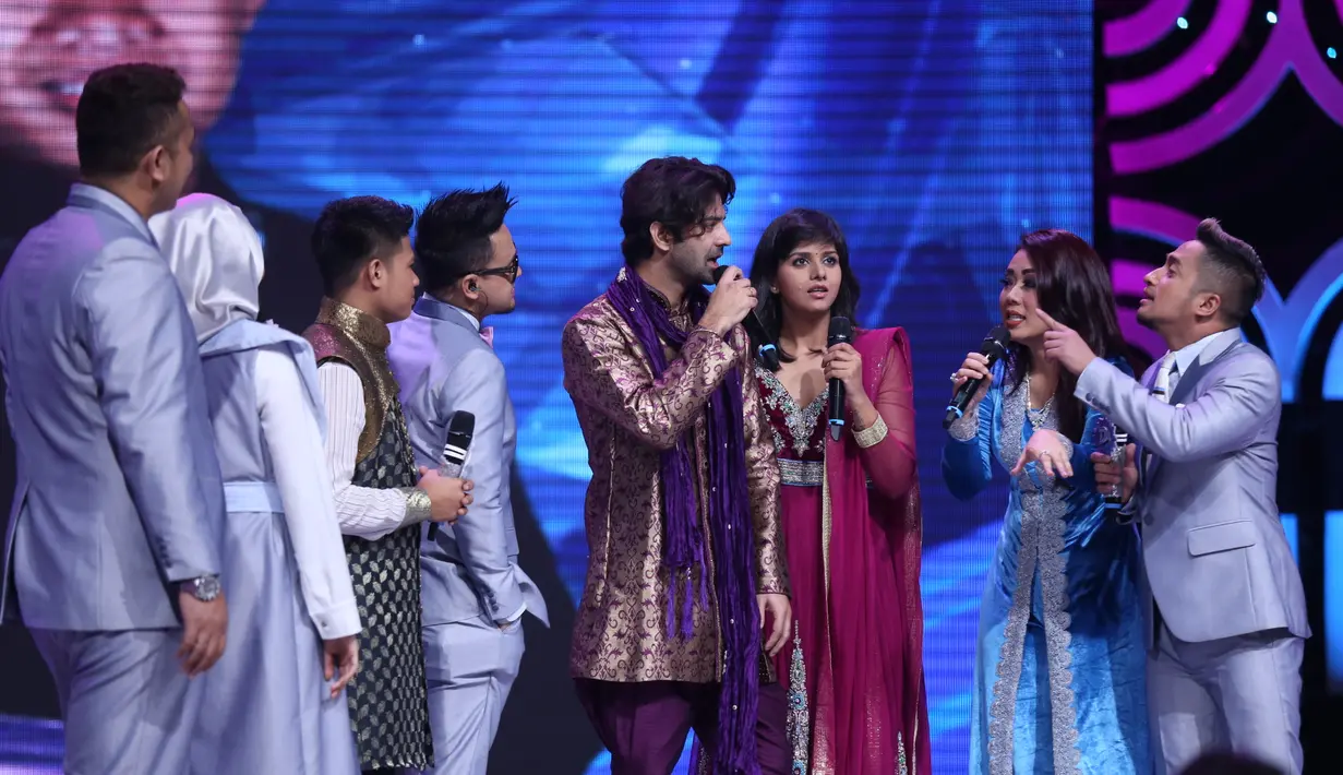 Yang membuat keduanya bingung, lantaran Soimah menyebut lagu yang dibawakan berasal dari India. Menggunakan bahasa Jawa Soimah nyanyi dengan iringan musik Chaiyya-Chaiyya. Soimah menyebut judul lagu India itu Amblas. (Nurwahyunan/Bintang.com)