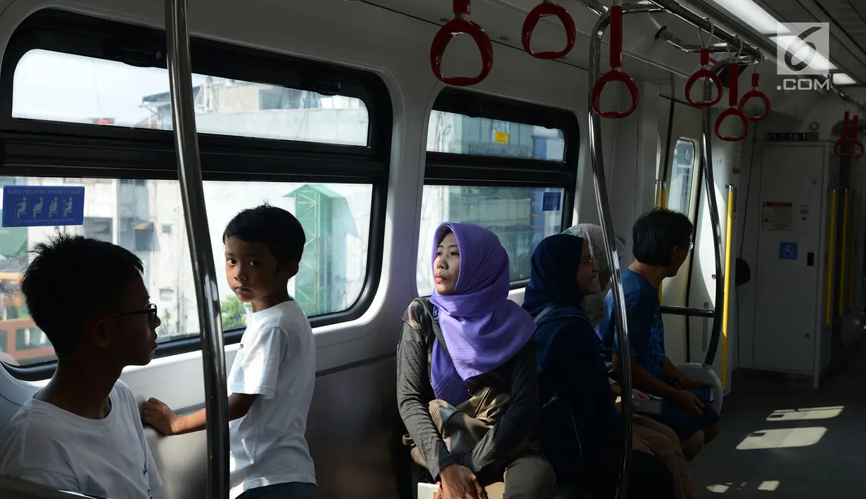 Warga menaiki moda transportasi kereta ringan atau light rail transit (LRT) saat berlangsung uji coba di Jakarta, Selasa (11/6/2019). LRT Jakarta akan beroperasi pada pukul 05.30-23.00 WIB dengan waktu kedatangan kereta (headway) setiap 10 menit. (merdeka.com/Imam Buhori)