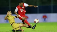 Gelandang Persija Jakarta, Ramdani Lestaluhu, mendapatkan pengawalan dari gelandang Bhayangkara Solo FC, TC Ichsan.  (Bola.com/M. Iqbal Ichsan)